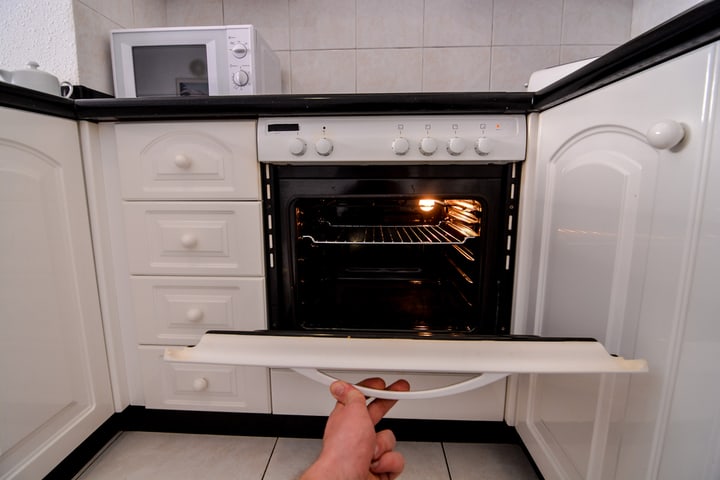 Oven with incandescent bulb in