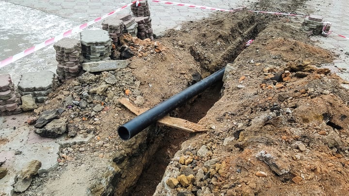 Laying installation of a new cable in a plastic pipe