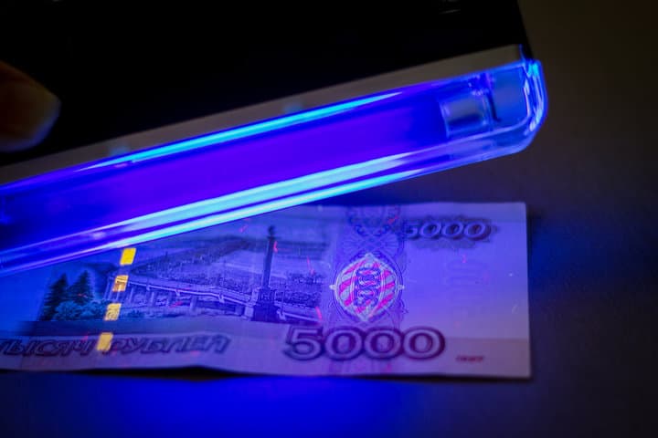 Check the authenticity of money with black light