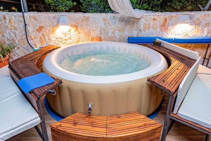 inflatable hot tub with wall lights